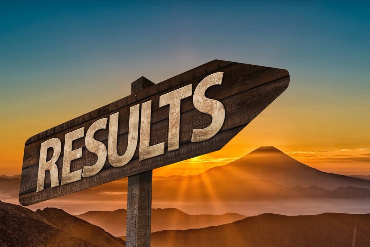 panneau d'affichage avec le mot 'résultat' écrit dessus
